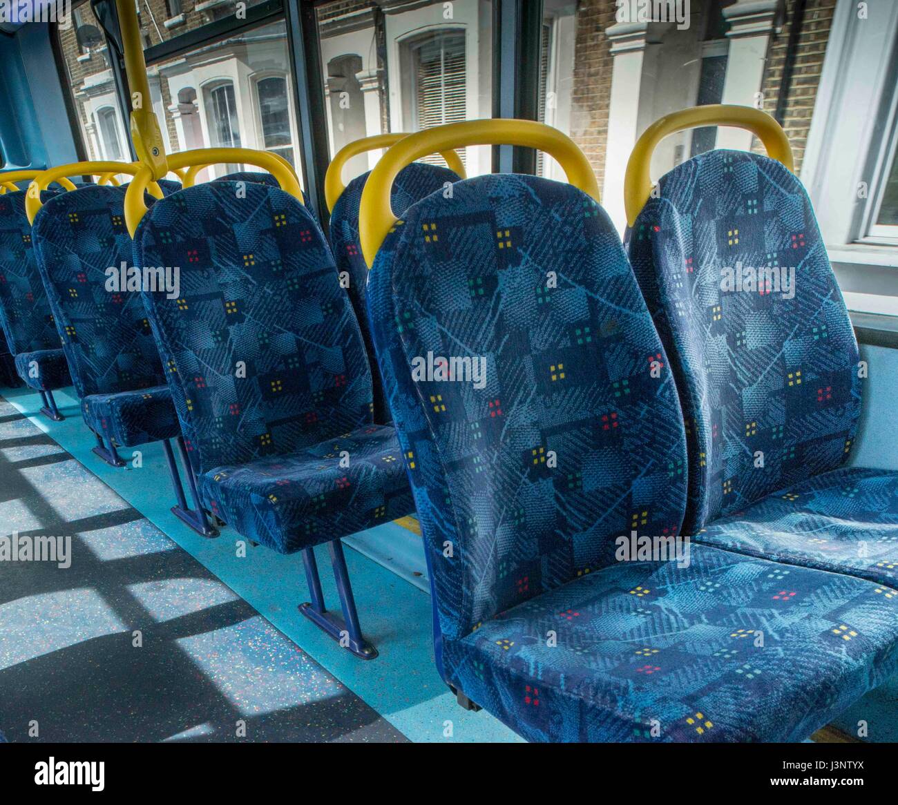 Bleu vide places à l'intérieur d'un bus de Londres Banque D'Images