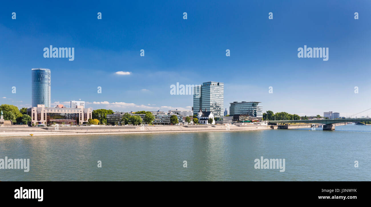 Vue panoramique de bâtiments modernes sur la rive du Rhin à Cologne Deutz, Allemagne. Banque D'Images