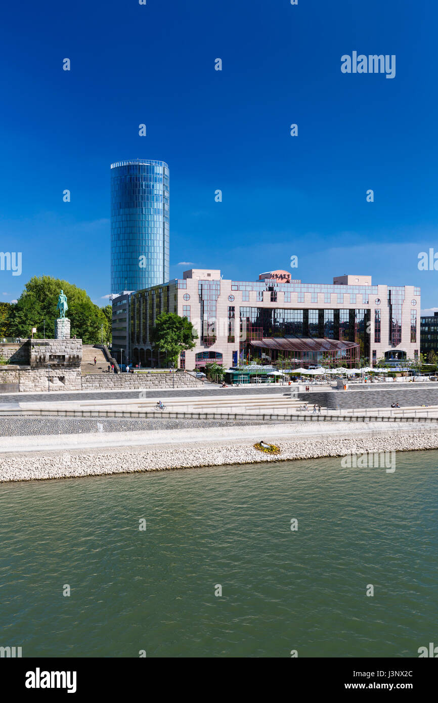 COLOGNE - 6 SEPTEMBRE : l'hôtel Hyatt et du Rhin à Cologne en Allemagne avec l'KolnTriangle office tower en arrière-plan le 6 septembre 2016 Banque D'Images