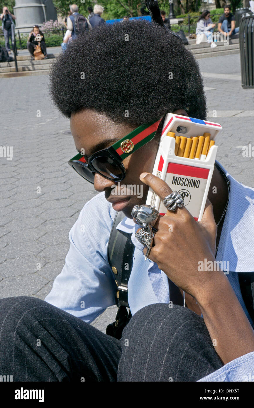 Posée portrait d'un jeune homme avec un rare cas de téléphone cellulaire. Prises à Union Square Park dans le centre-ville de Manhattan, New York City. Banque D'Images