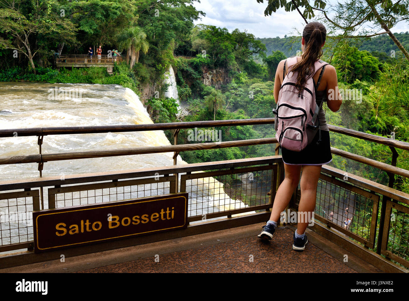 Les jeunes filles à l'observation touristique d'Iguazu (aka Iguassu Falls ou Cataratas del Iguazu), province de Misiones, Argentine Banque D'Images