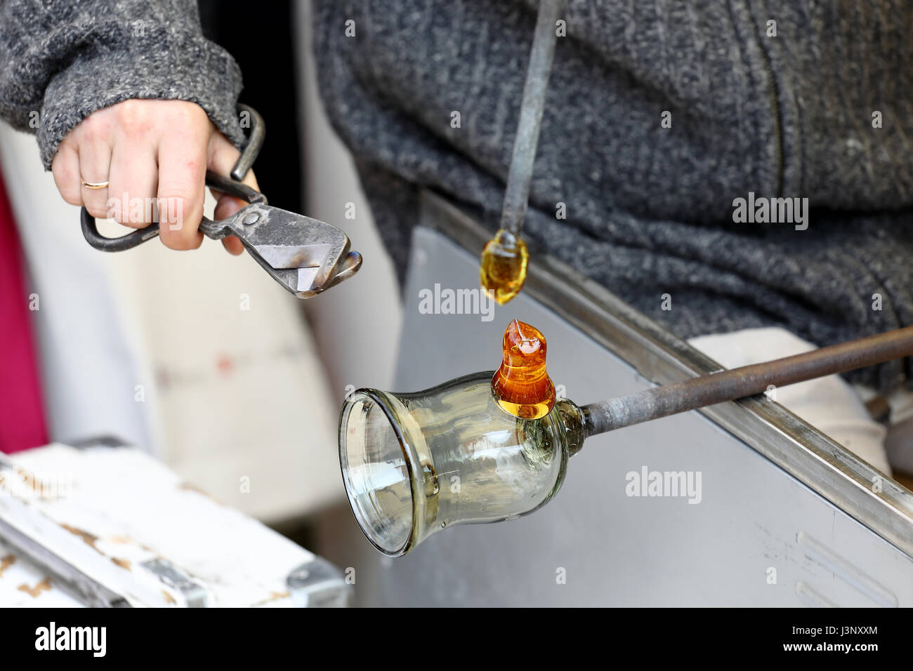 Un souffleur de verre Verre faire une belle Banque D'Images