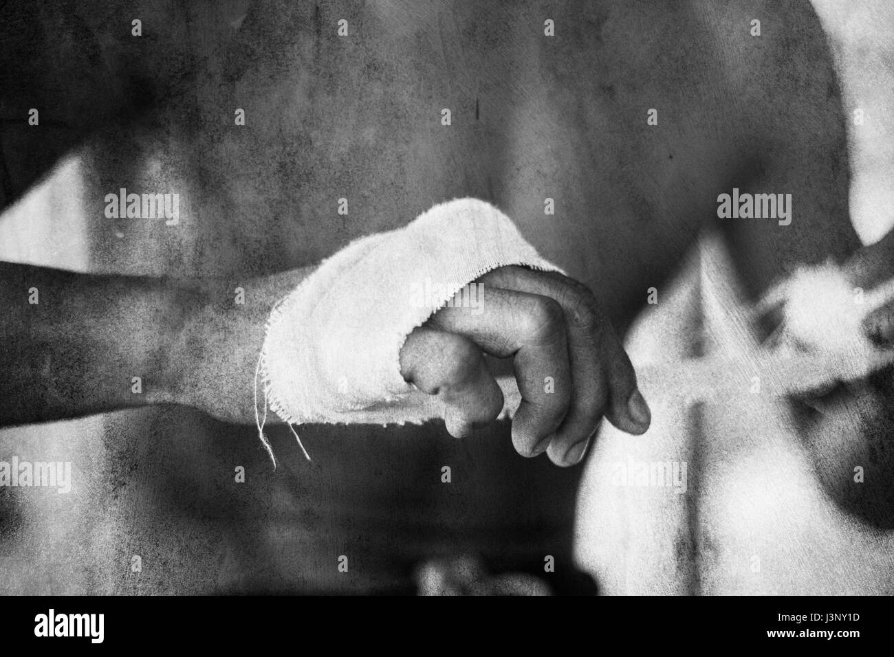 Boxeur thaï se prépare pour la formation en enroulant sa main avec calico Banque D'Images