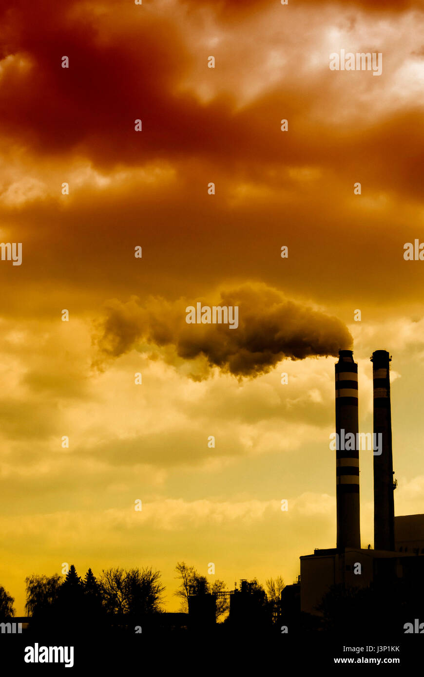 Les installations industrielles et la fumée de cheminée, polluant air concept Banque D'Images