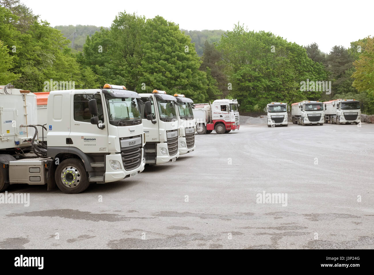 6 mai 2017 - beaucoup de poids lourds en stationnement de Hansen Les agrégats de Cheddar, Somerset, Angleterre, Banque D'Images