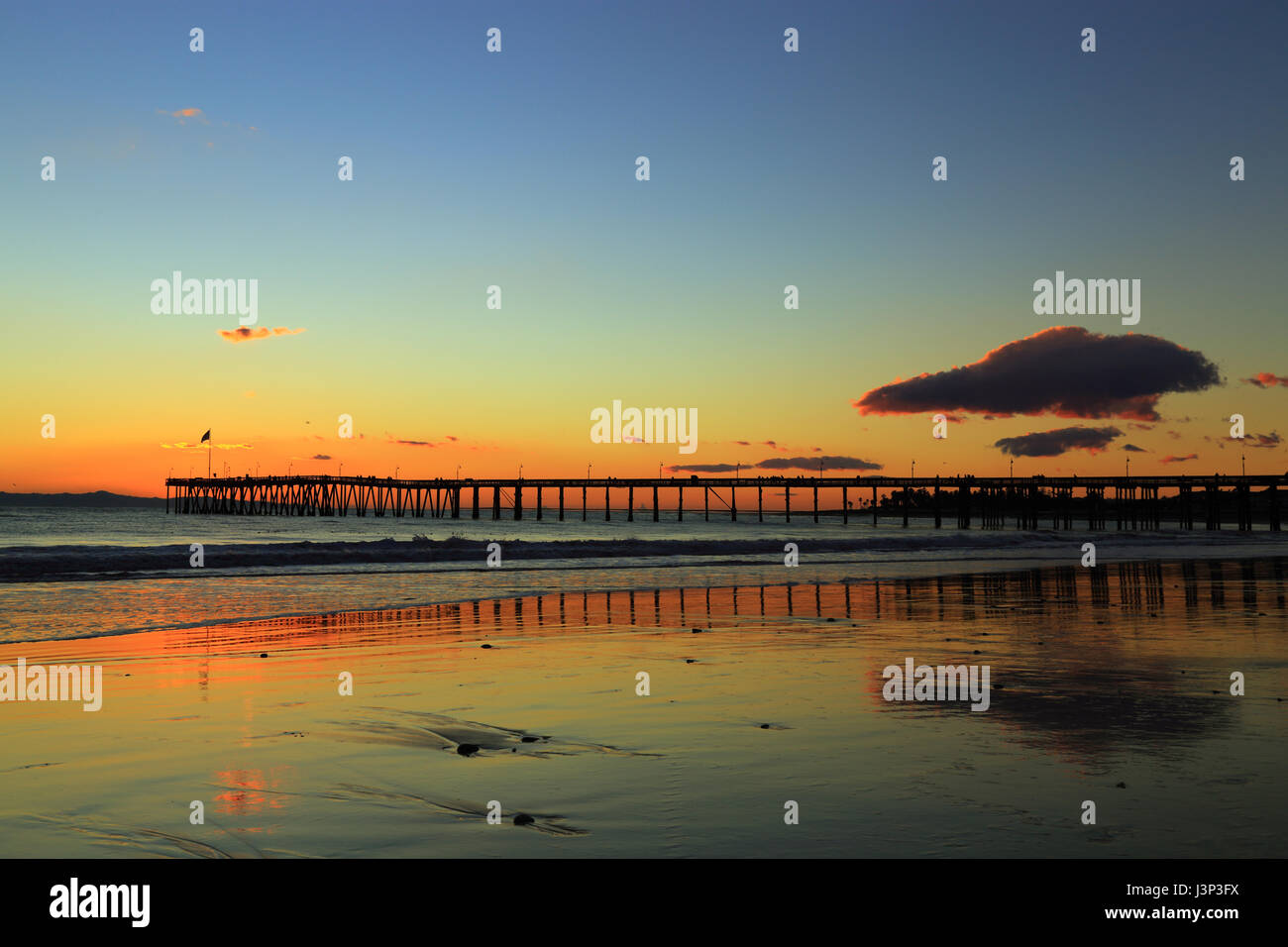 Bien qu'établie à l'état ventura beach pier, Californie Banque D'Images