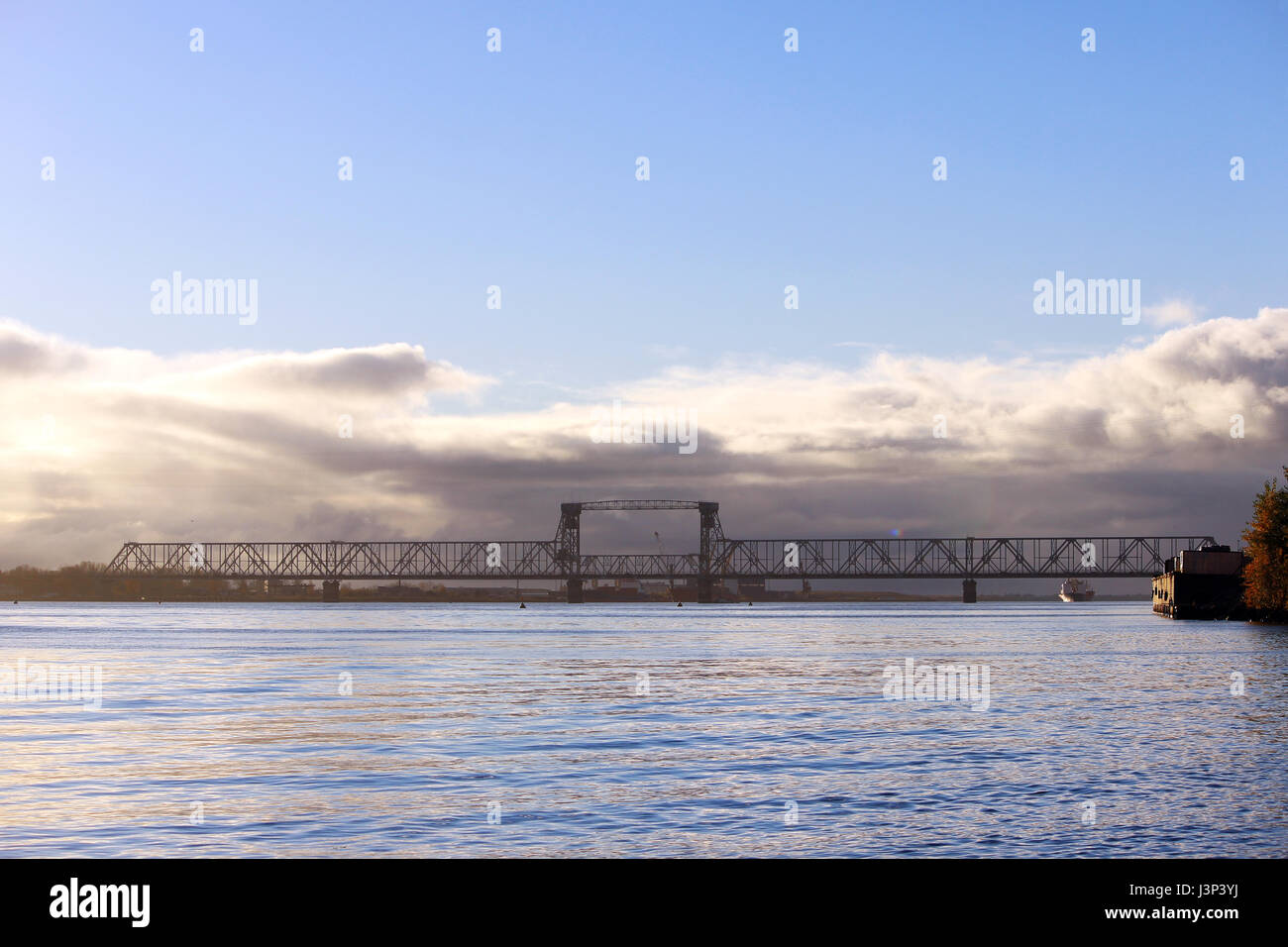 Cumulus blanc col pont au-dessus de la rivière Dvina Septentrionale Banque D'Images