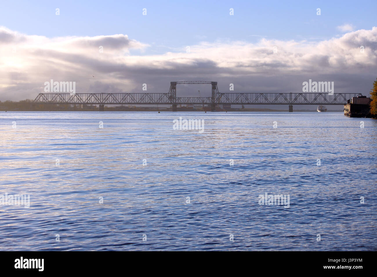 Cumulus blanc col pont au-dessus de la rivière Dvina Septentrionale Banque D'Images