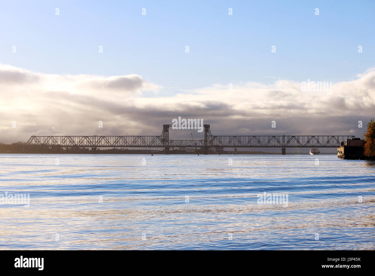 Cumulus blanc col pont au-dessus de la rivière Dvina Septentrionale Banque D'Images