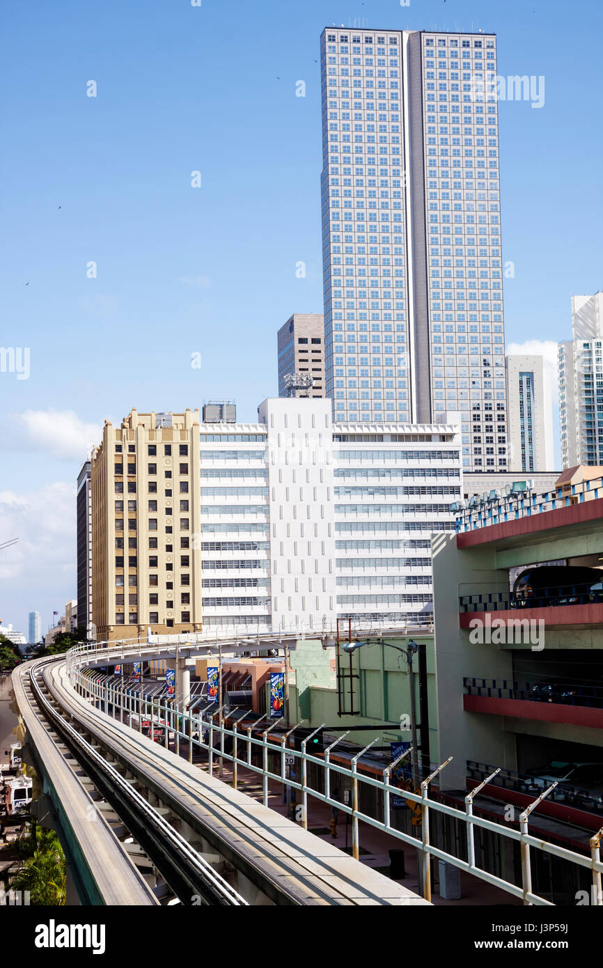 Miami Florida,Metromover,mover de personnes surélevées,piste,gratte-ciel,horizon,paysage urbain,immeuble de bureaux,horizon du centre-ville,paysage urbain,les visiteurs voyagent Banque D'Images