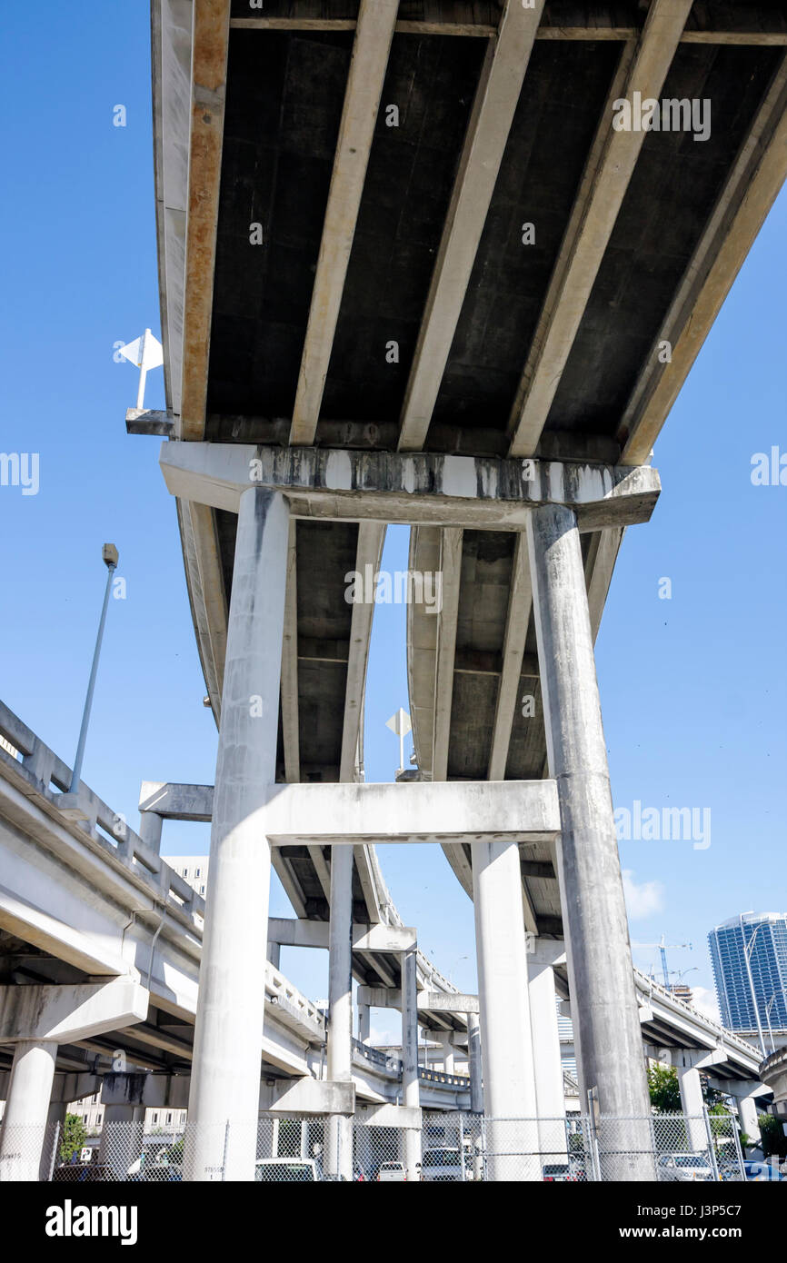 Miami Florida,autoroute surélevée,route,routes,autoroute,autoroute,travaux publics,transport,infrastructure,bâtiments,horizon de la ville,colonnes,support,rampe,FL Banque D'Images