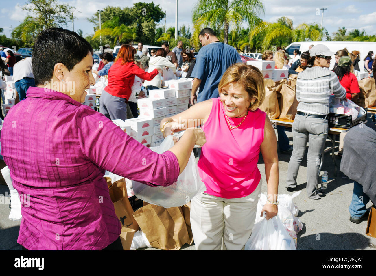 Miami Florida,Alpha Omega Church,Christian,religion,Thanksgiving turquie donner loin,gratuit,nourriture,dans le besoin,bénévoles bénévoles service communautaire bénévolat Banque D'Images
