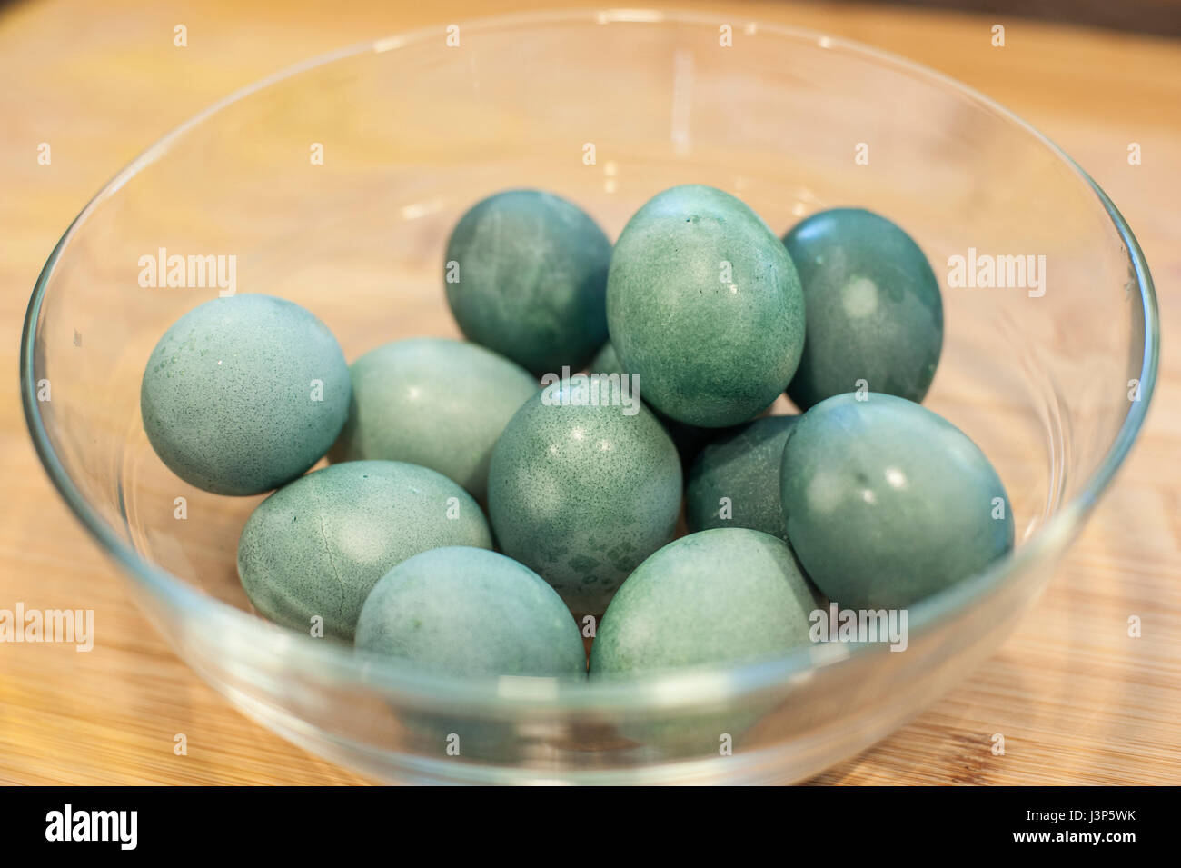 Oeufs de Pâques teints naturellement avec le chou rouge vert bleu Banque D'Images