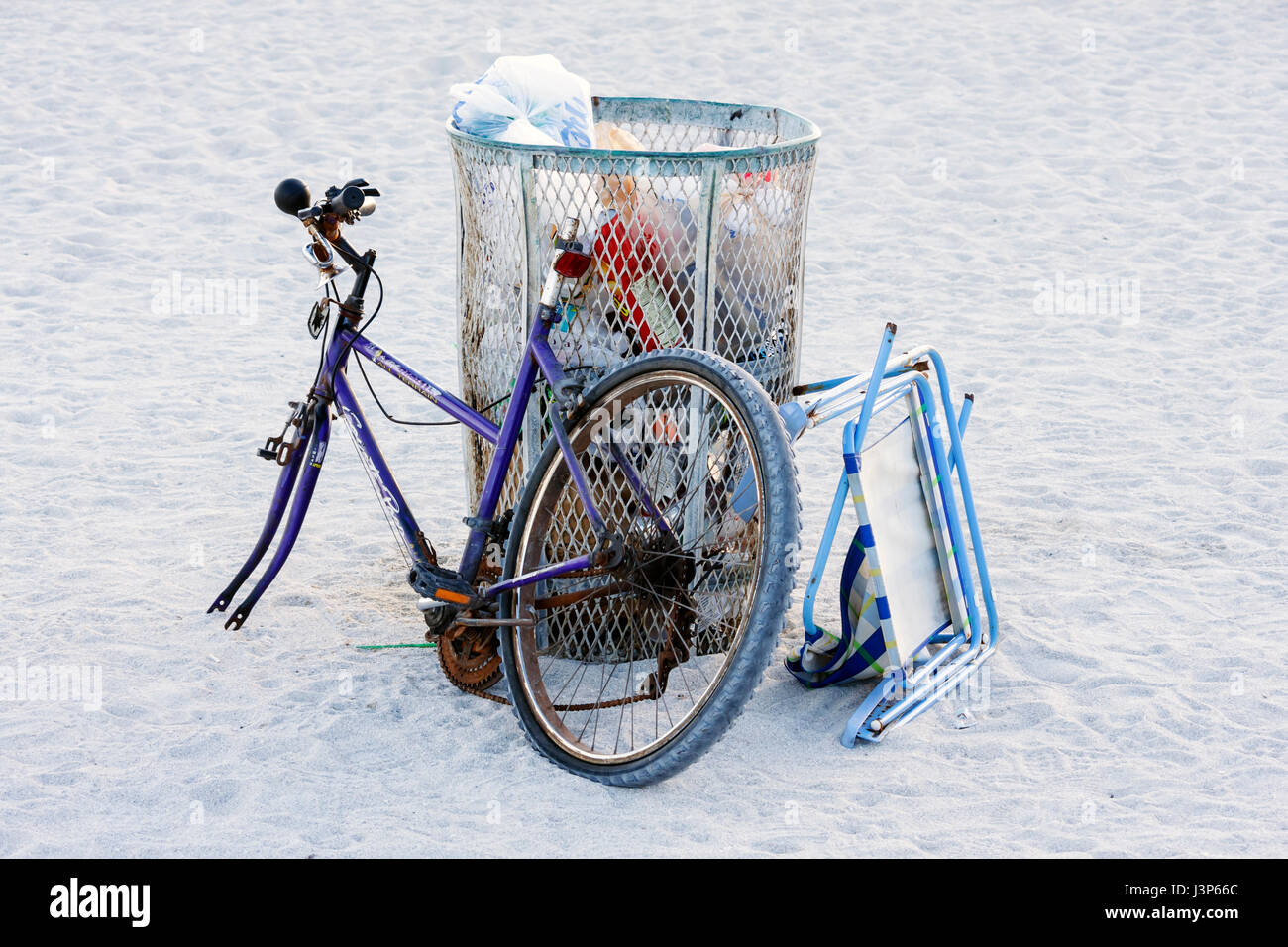 Miami Beach Florida, poubelle, sable, chaise de plage, cassé, vélo, vélo,  équitation, vélo, cavalier, vélo, pneu manquant, FL081130055 Photo Stock -  Alamy