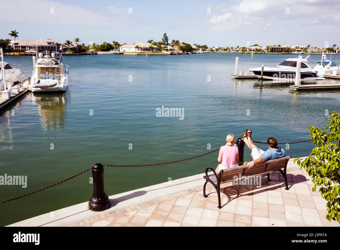 Florida collier County,Marco Island,North Smokehouse Bay,The Esplanade,front de mer,quai,quai,quai,bateau,yacht,Baywalk,banc,homme hommes,femme femmes,c Banque D'Images