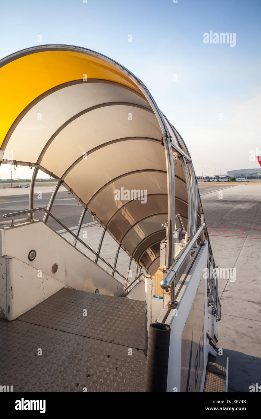 À l'aéroport de Bangkok cet avion escalier est dans un avion Banque D'Images