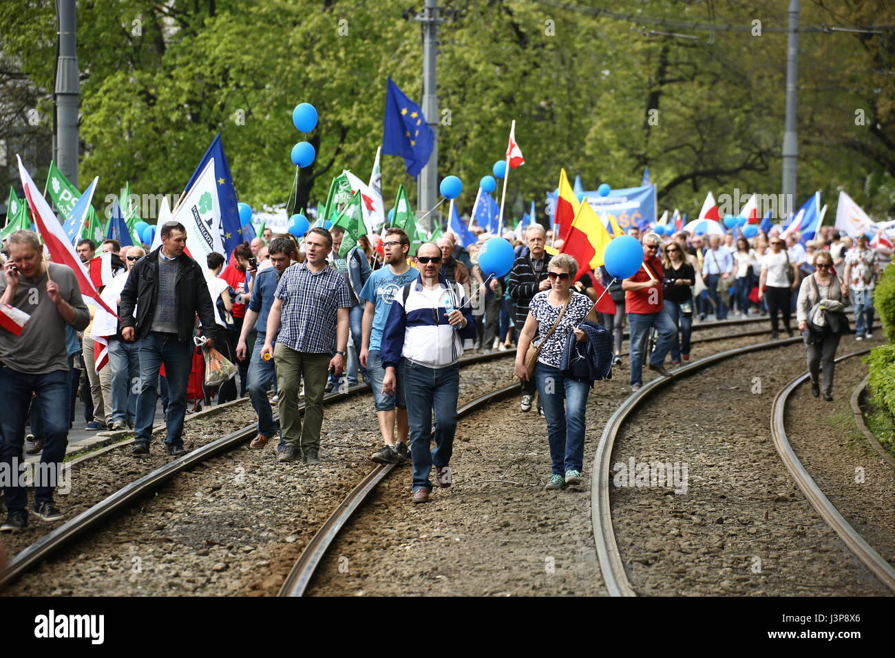 Varsovie, Pologne. 06 mai, 2017. Grande manifestation 'Marche de la Liberté' déplacé par Varsovie, organisé par plusieurs partis d'opposition (Nowoczesna, Platforma Obywatelska) et les ONG. (Photo : Jakob Ratz/Pacific Press) Credit : PACIFIC PRESS/Alamy Live News Banque D'Images