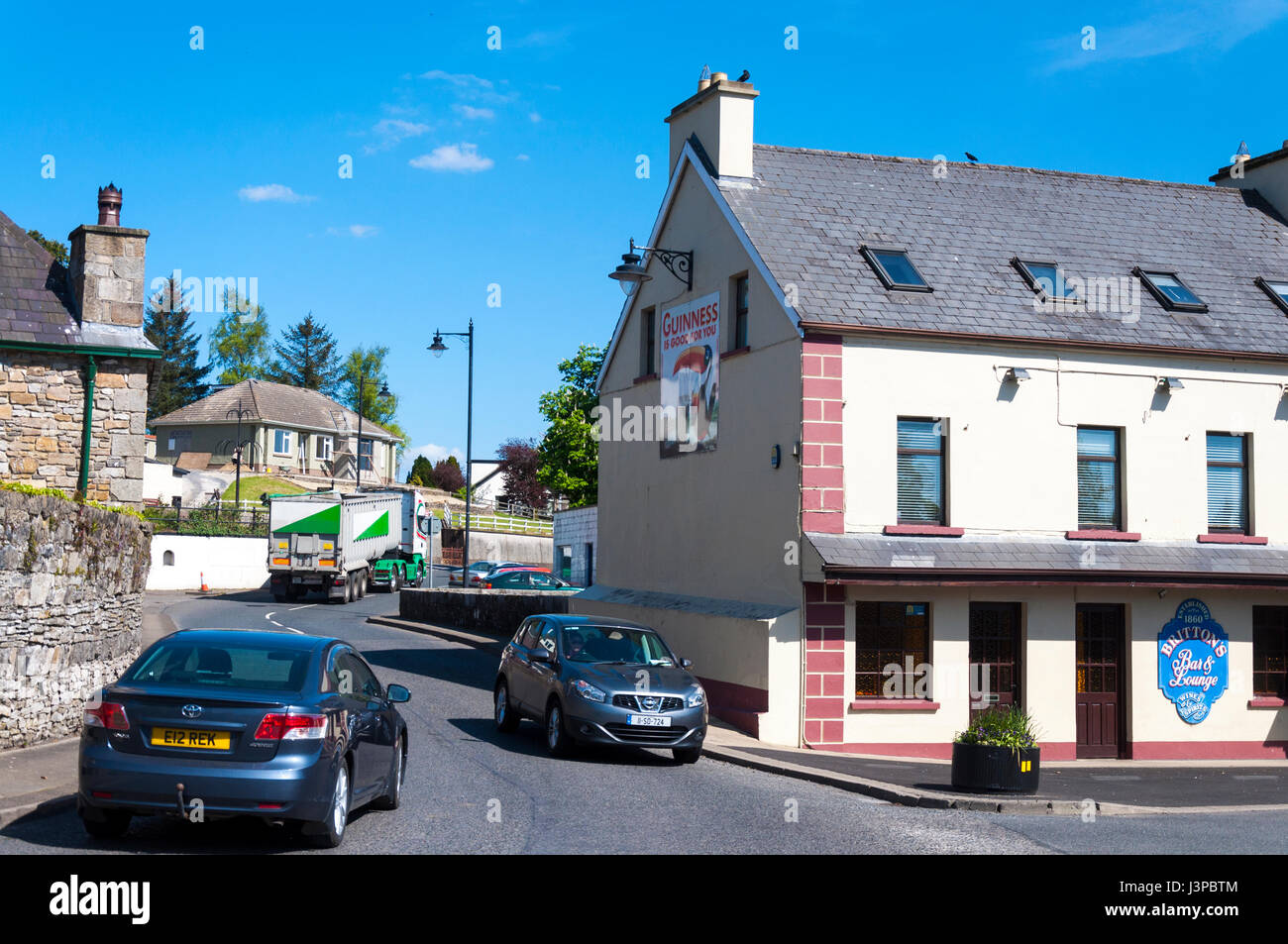 Le trafic traversant le pont de la rivière qui marque la frontière à Pettigo, un petit village sur la frontière du comté de Donegal, en République d'Irlande et du Comté Banque D'Images