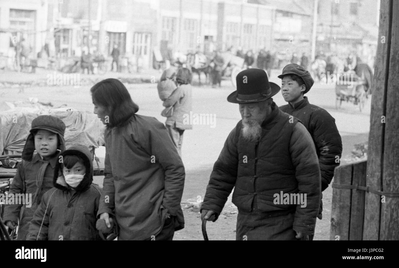 Qi Baishi, marche avec canne, à Beijing, en 1957, quelques mois avant sa mort. Banque D'Images