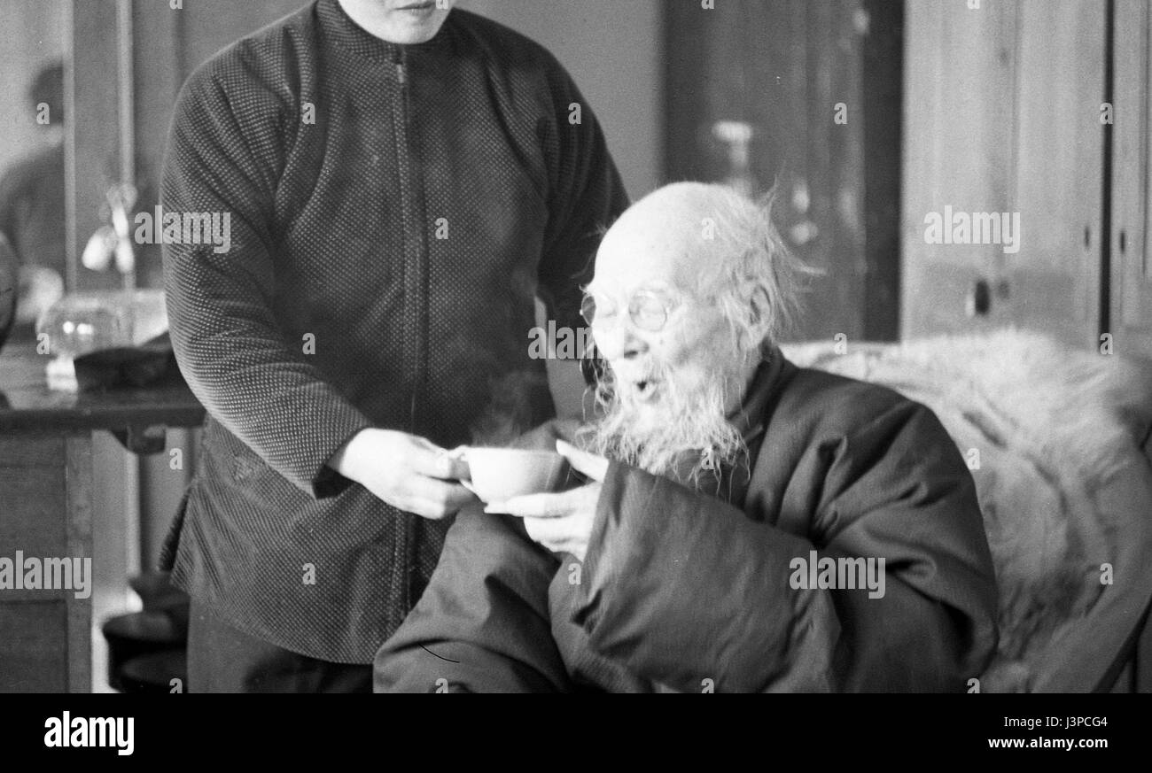 Qi Baishi, boire le thé à la maison à Beijing, en 1957, quelques mois avant sa mort. Banque D'Images
