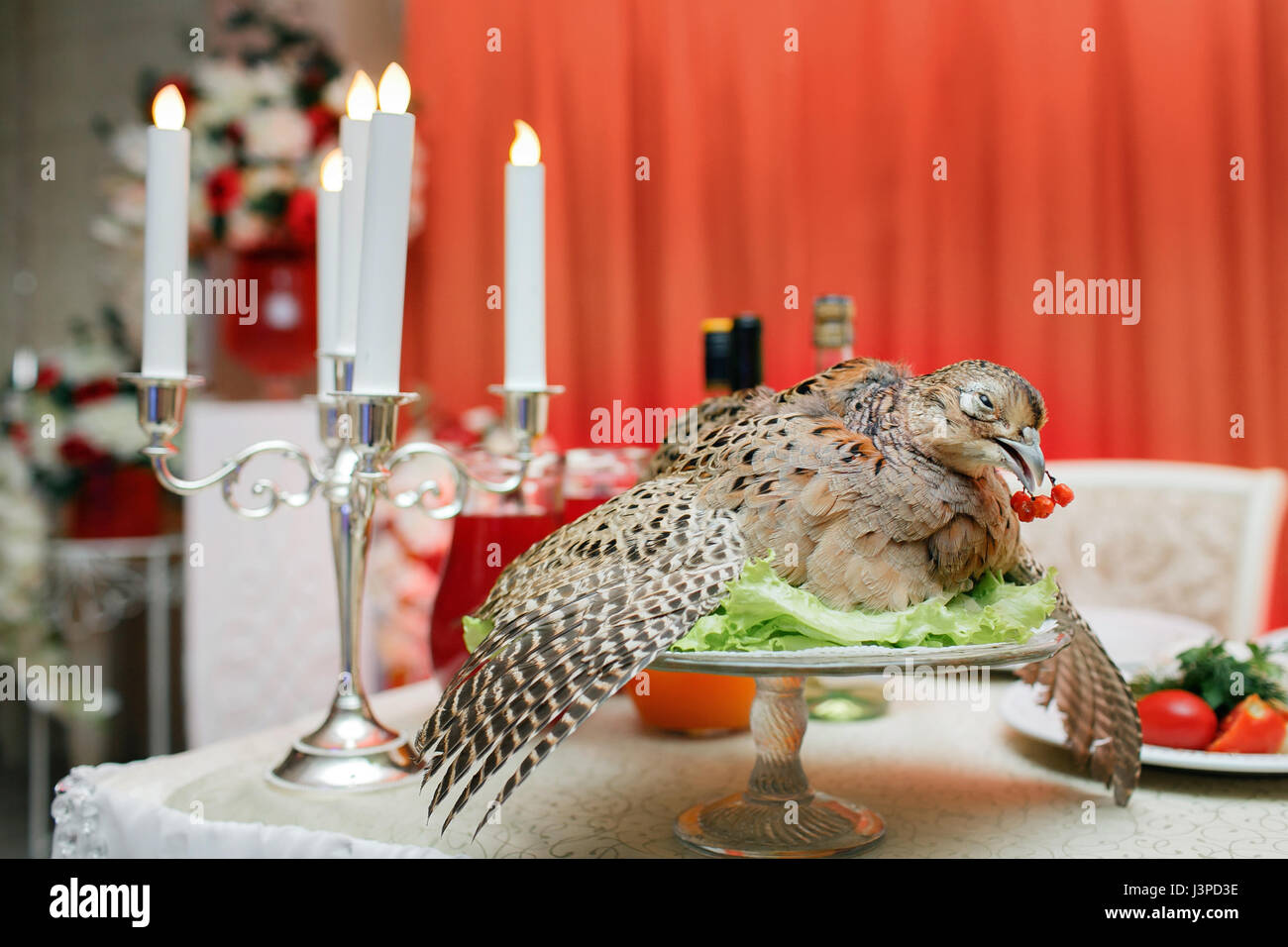 Un blessé de chasse au faisan cuit. chef au banquet. Fête traditionnelle de la vie encore Banque D'Images