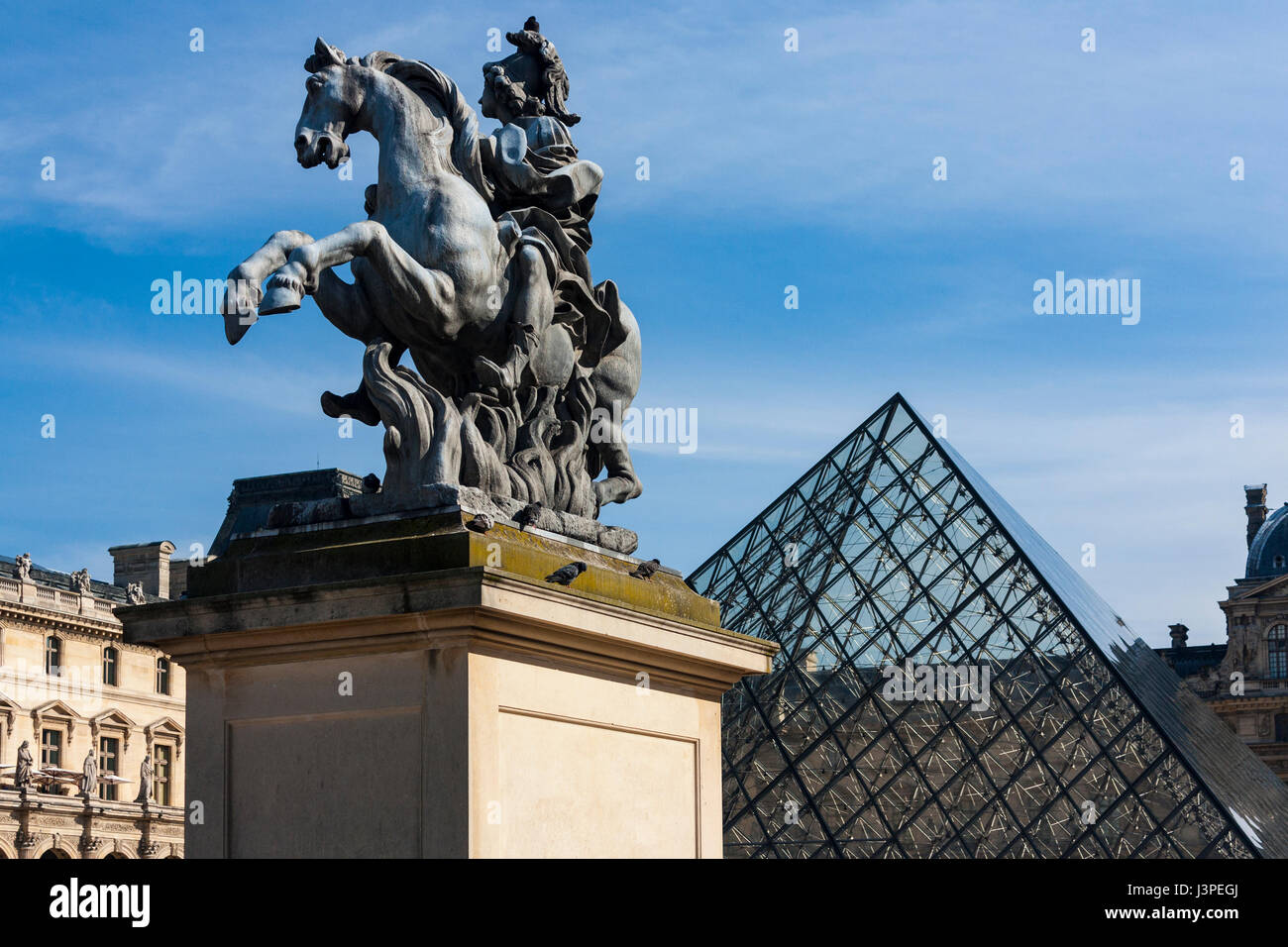 Statue équestre du roi Louis XIV dans la cour du Musée du Louvre, Paris, France Aprishot http://bit.ly/1kFOzoM Achat de : Banque D'Images