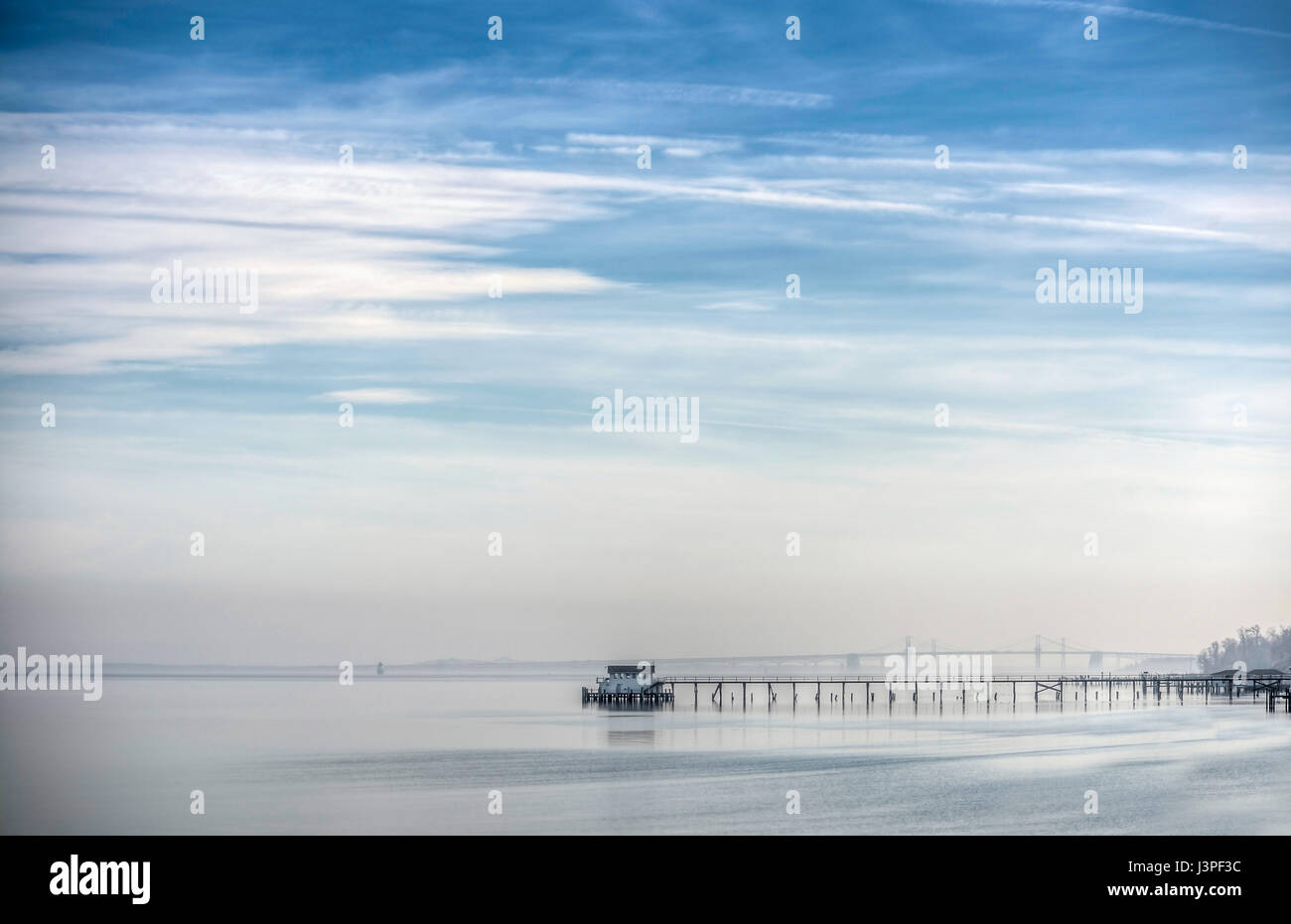 Un jour brumeux sur la baie de Chesapeake avec hangar à bateaux, le pont de la baie et le phare Banque D'Images