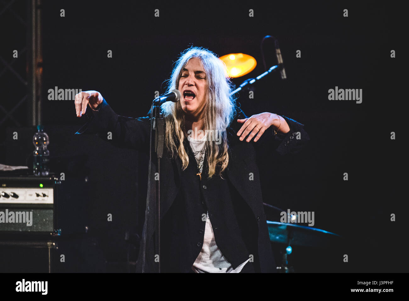 Turin, Italie. 6 mai, 2017. Patricia Lee 'Patti Smith' est un chanteur, poète et artiste visuelle qui est devenu une composante influente de la New York City mouvement punk rock avec son premier album de 1975 chevaux. Appelé le poète lauréat "punk", Smith rock fusion et de poésie dans son travail. Son morceau le plus connu est "parce que la nuit', qui a été co-écrit avec Bruce Springsteen. Credit : PACIFIC PRESS/Alamy Live News Banque D'Images