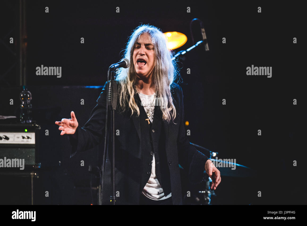 Turin, Italie. 6 mai, 2017. Patricia Lee 'Patti Smith' est un chanteur, poète et artiste visuelle qui est devenu une composante influente de la New York City mouvement punk rock avec son premier album de 1975 chevaux. Appelé le poète lauréat "punk", Smith rock fusion et de poésie dans son travail. Son morceau le plus connu est "parce que la nuit', qui a été co-écrit avec Bruce Springsteen. Credit : PACIFIC PRESS/Alamy Live News Banque D'Images