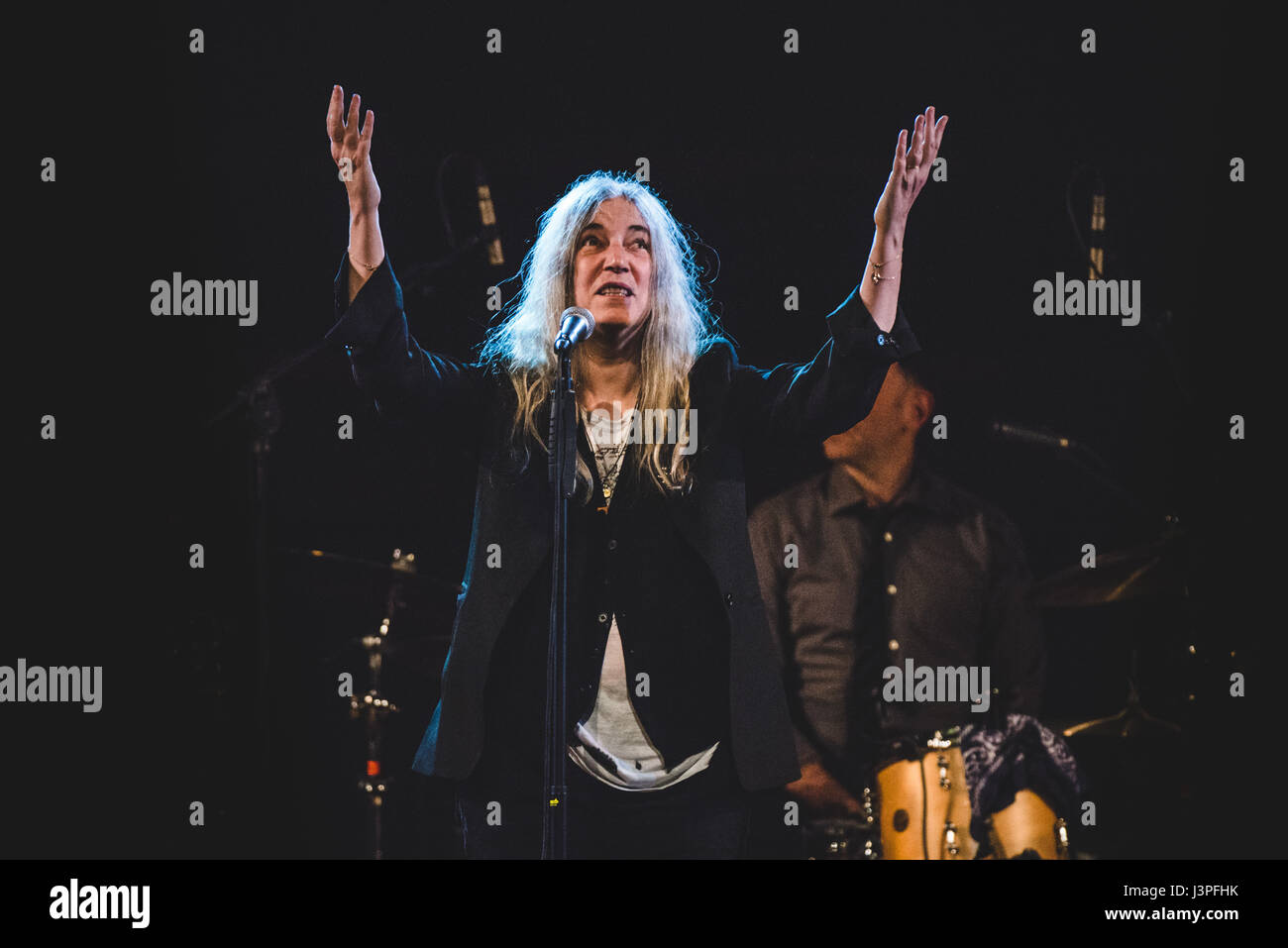 Turin, Italie. 6 mai, 2017. Patricia Lee 'Patti Smith' est un chanteur, poète et artiste visuelle qui est devenu une composante influente de la New York City mouvement punk rock avec son premier album de 1975 chevaux. Appelé le poète lauréat "punk", Smith rock fusion et de poésie dans son travail. Son morceau le plus connu est "parce que la nuit', qui a été co-écrit avec Bruce Springsteen. Credit : PACIFIC PRESS/Alamy Live News Banque D'Images