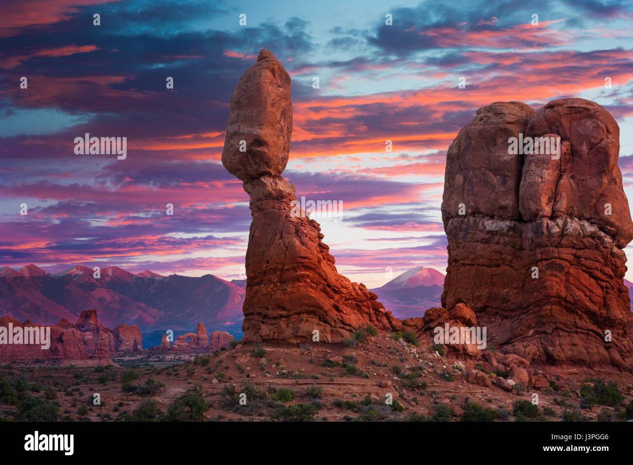 Balanced Rock est l'une des caractéristiques les plus populaires de Arches National Park, situé à Grand County, Utah, United States. Balanced Rock est situé à NEX Banque D'Images