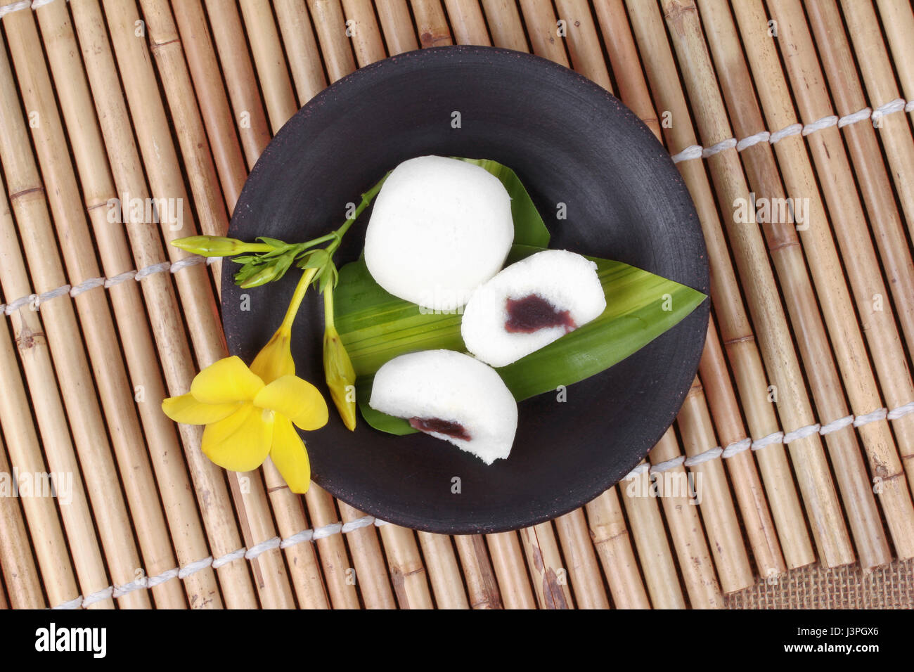 Dessert japonais ,riz vapeur gâteau de farine de haricots rouges sucrés de remplissage sur la plaque modèle japonais. Banque D'Images