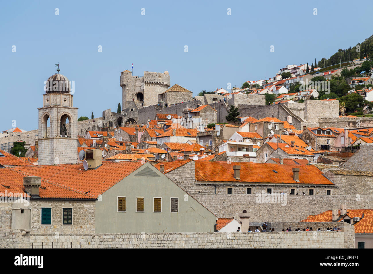 Soutenue par des montagnes de calcaire et s'avance dans la mer Adriatique, Dubrovnik est l'un des plus beaux et mieux conservés des villes fortifiées. Banque D'Images