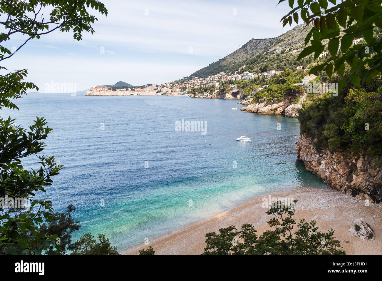 Jusqu'au tour des vagues contre les rives de Sveti Jakov, une plage isolée prise en sandwich entre les rochers en face de la ville de Dubrovnik. Banque D'Images