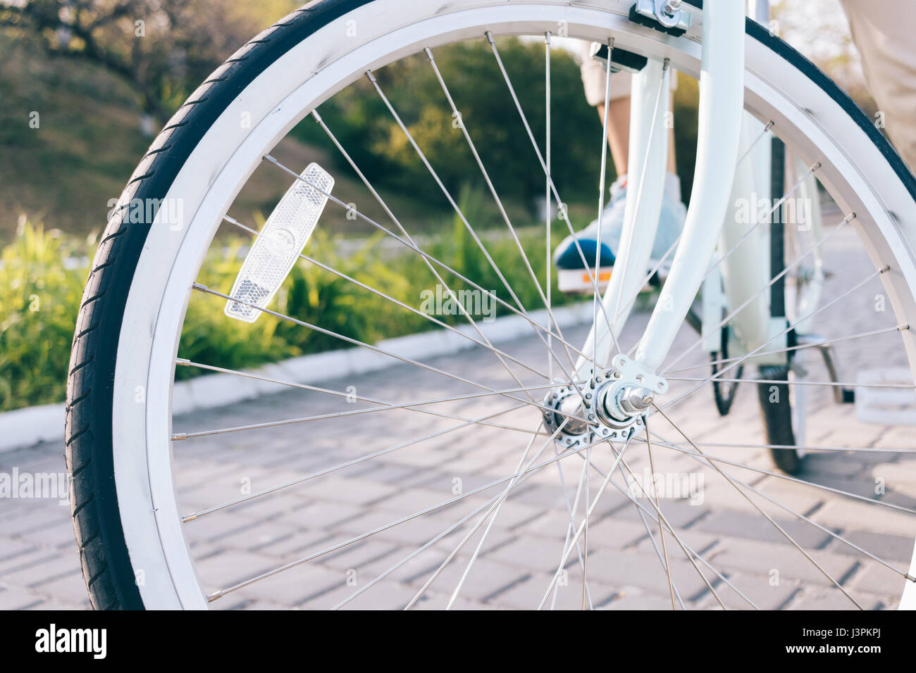 Close-up of vintage vélo roues avec pneus blancs et réflecteur sur les  rayons chromées Photo Stock - Alamy