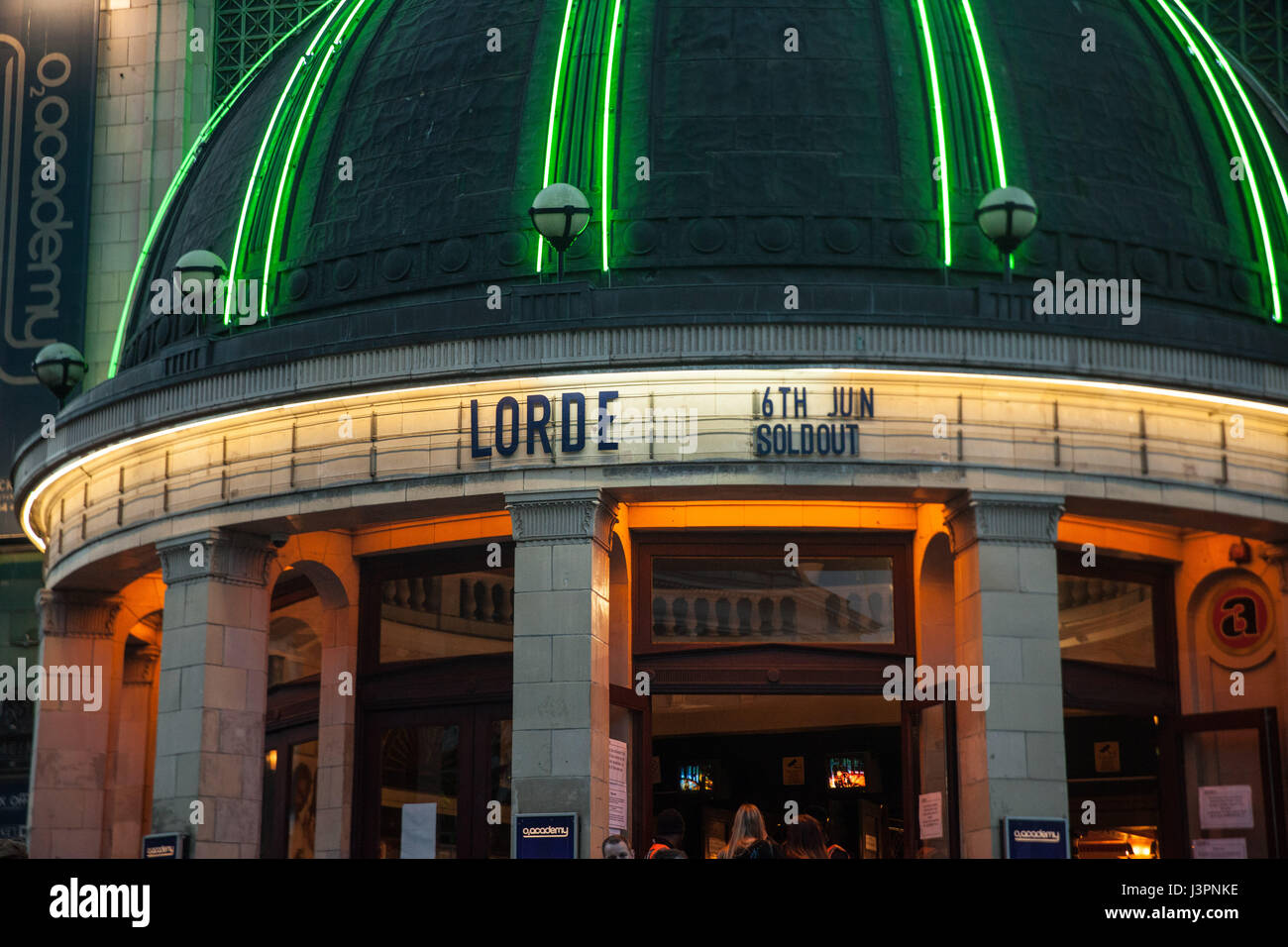 Extérieur de Brixton Academy de Londres, avant un concert de Lorde. Banque D'Images