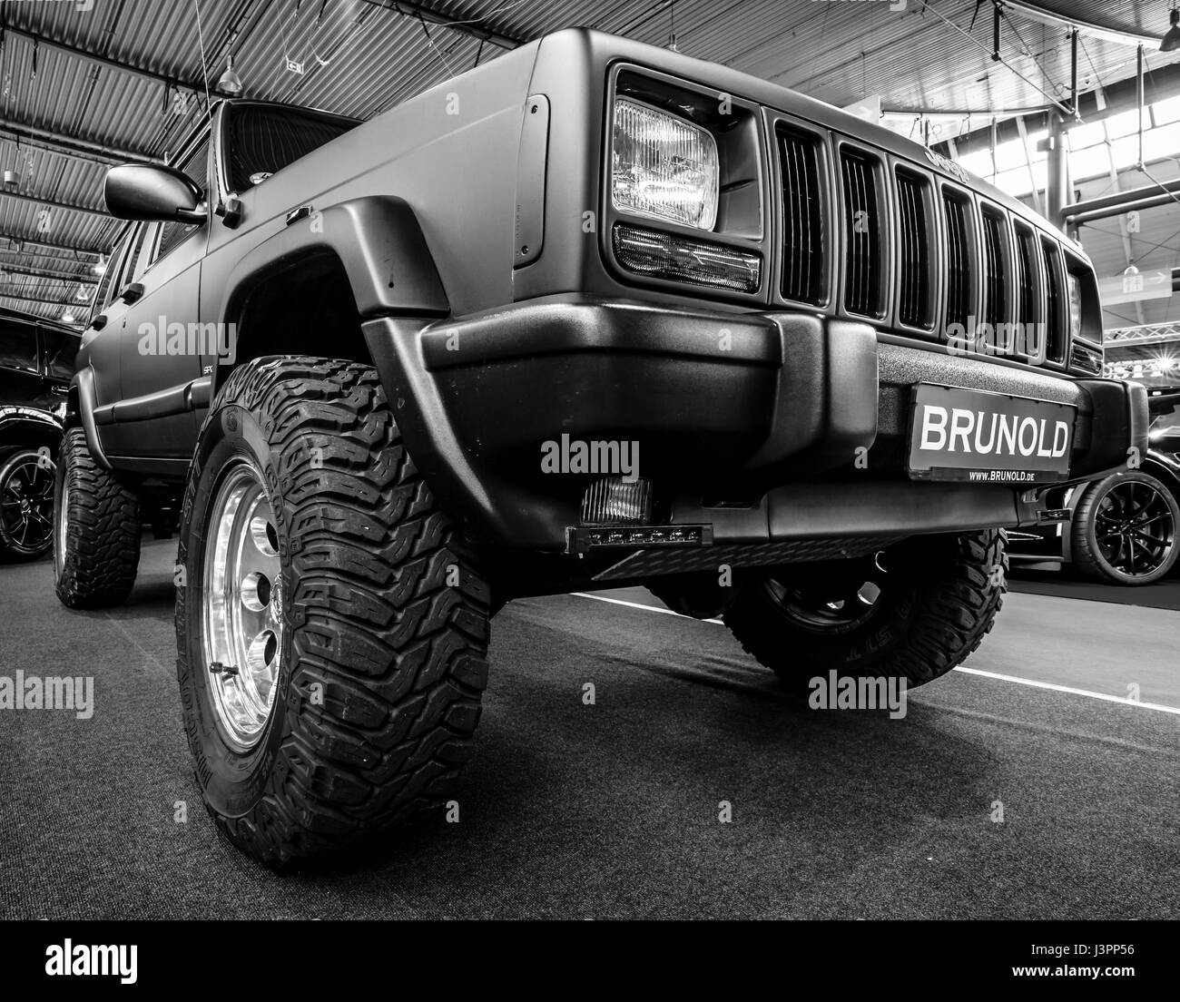 STUTTGART, ALLEMAGNE - Mars 03, 2017 : un SUV entièrement capable off road Jeep Cherokee (XJ) Ltd, 2000. Noir et blanc. Plus grand d'Europe Exposition de voitures classiques 'RETRO' classiques Banque D'Images