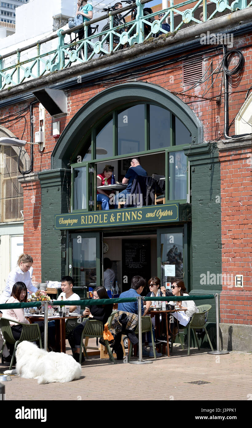 Brighton UK 6 mai 2017 - Riddle & finlandais restaurant de fruits de mer sur le front de mer de Brighton Banque D'Images