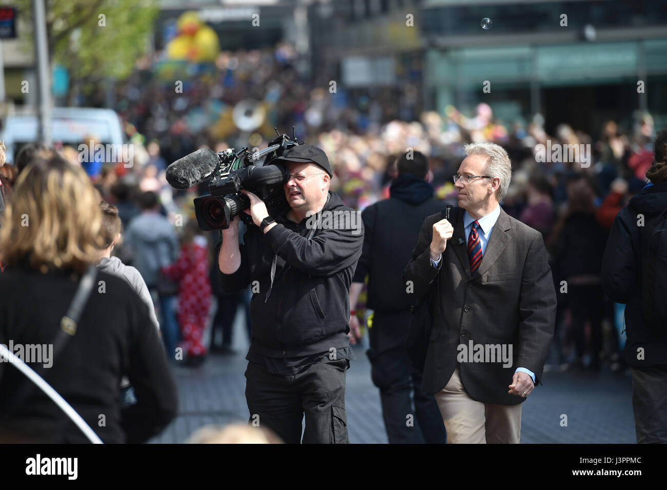 Brighton UK 6 mai 2017 - journaliste et caméraman de télévision Banque D'Images