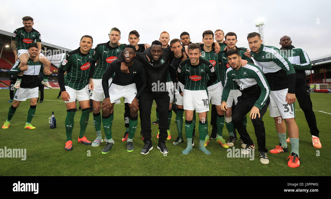 Plymouth Argyle joueurs célèbrent leur promotion après le Sky Bet League Deux match au parc Blundell, Grimsby. Banque D'Images