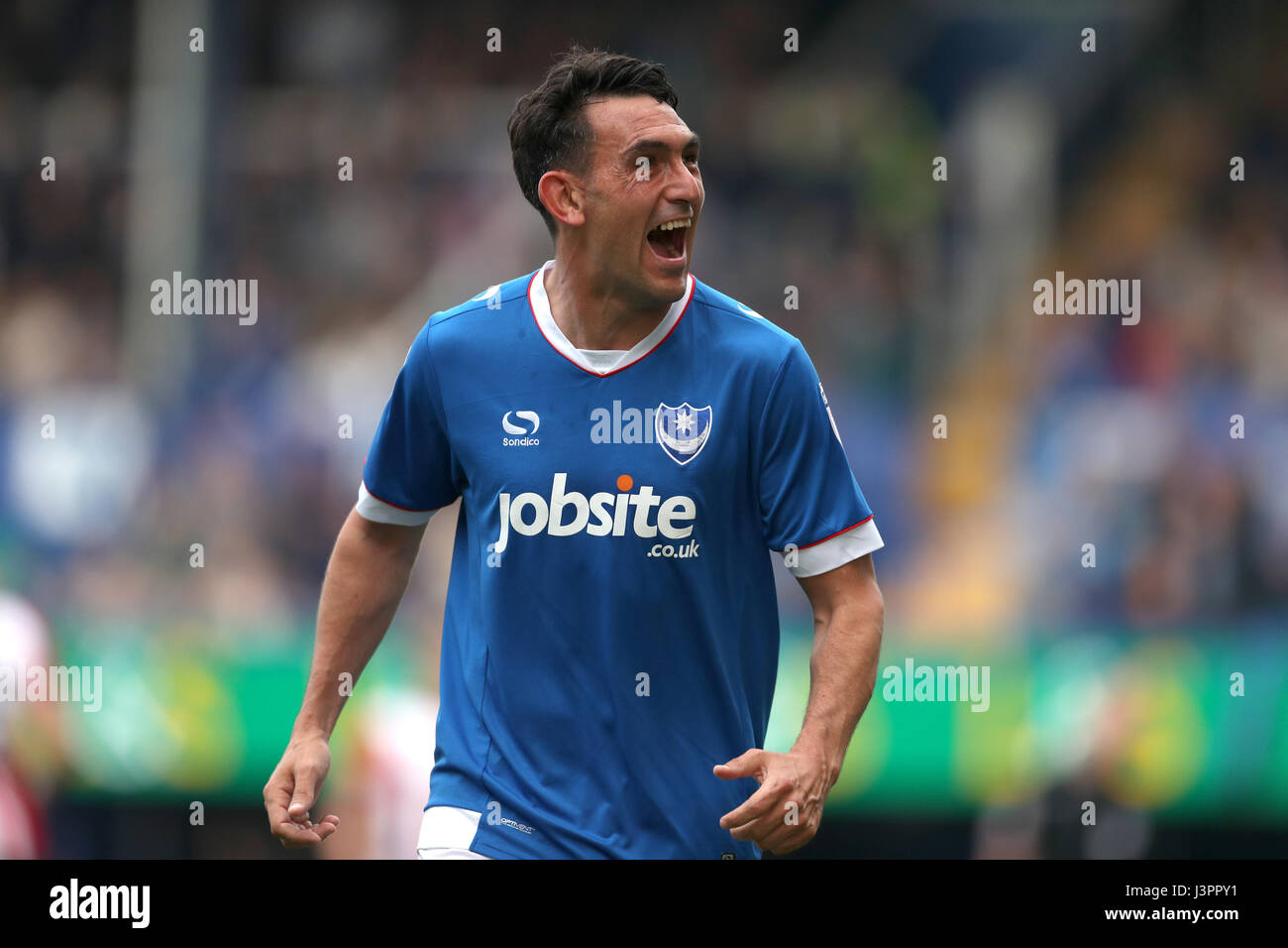 Portsmouth est Gary Roberts célèbre au cours de la Sky Bet League Deux match à Fratton Park, Portsmouth. Banque D'Images