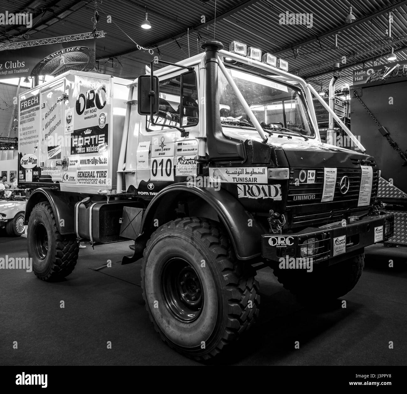 STUTTGART, ALLEMAGNE - Mars 03, 2017 : La voie Unimog 435 (U1300L) 'Rally', 1983. Noir et blanc. Plus grand d'Europe Exposition de voitures classiques 'RETRO' classiques Banque D'Images