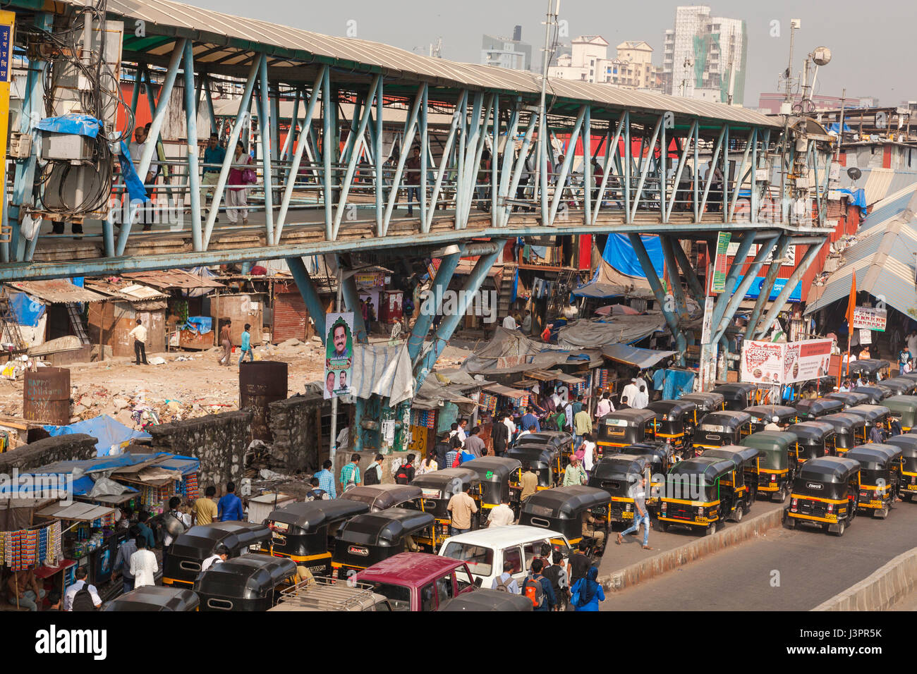 Matin, le trafic en gare de l'Est de Bandra, Mumbai, Inde Banque D'Images