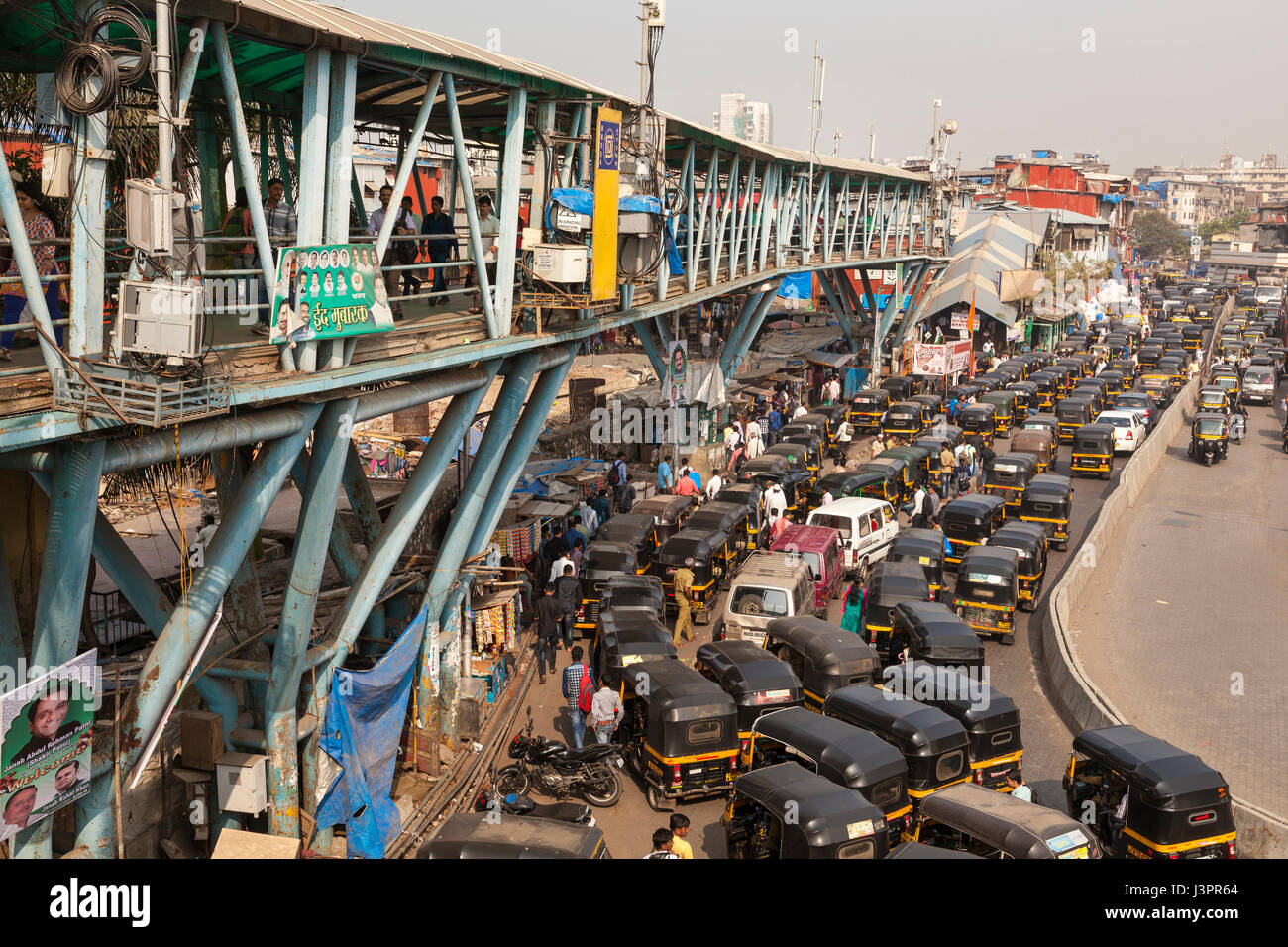 Matin, le trafic en gare de l'Est de Bandra, Mumbai, Inde Banque D'Images