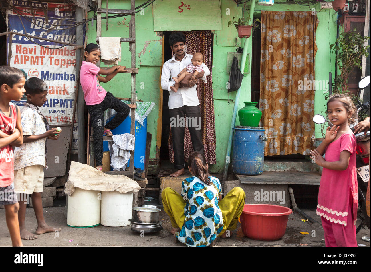 Famille dans un bidonville au sud de Mumbai Banque D'Images