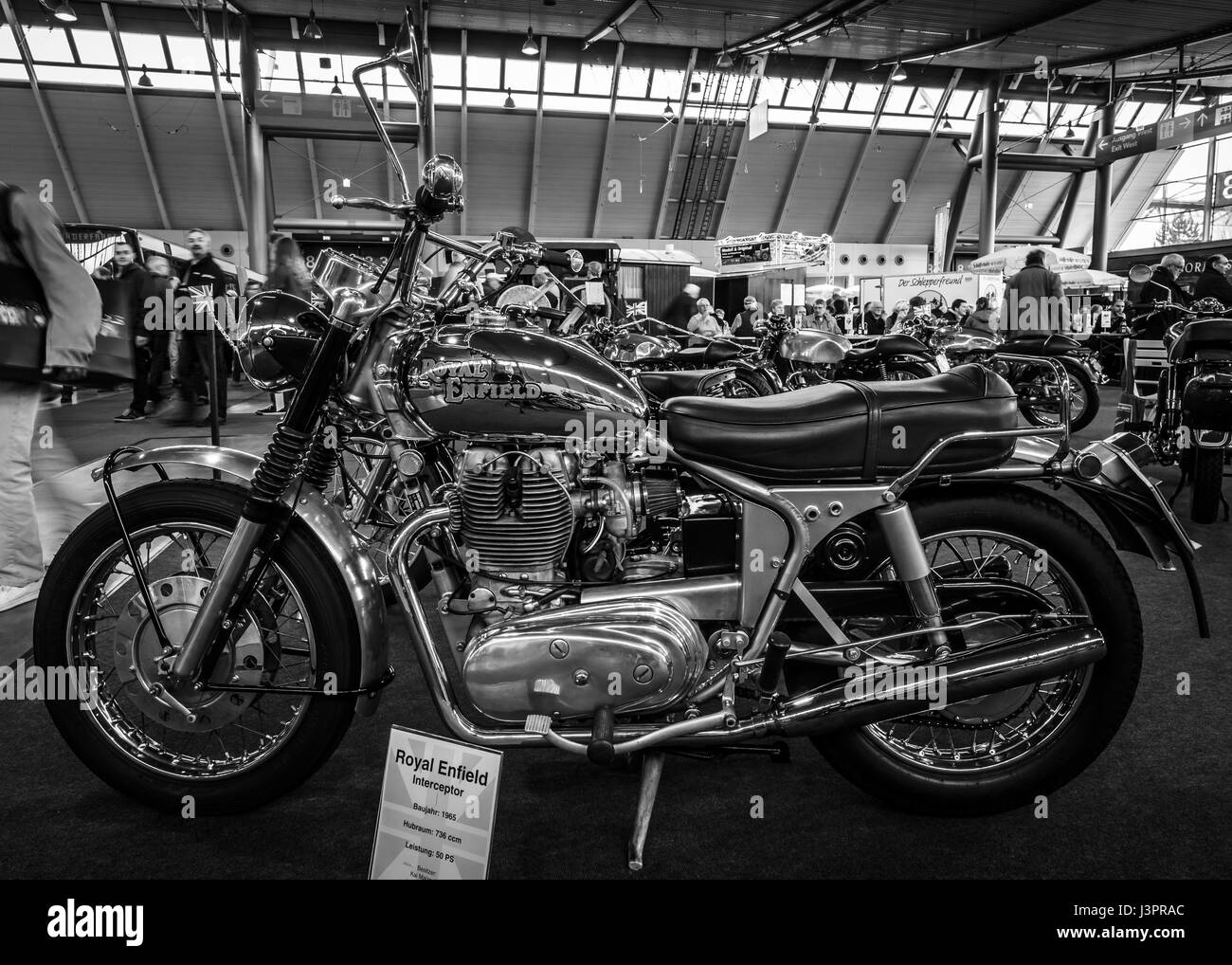 STUTTGART, ALLEMAGNE - Mars 03, 2017 : La moto Royal Enfield Interceptor, 1965. Noir et blanc. Plus grand d'Europe Exposition de voitures classiques 'RETRO' classiques Banque D'Images