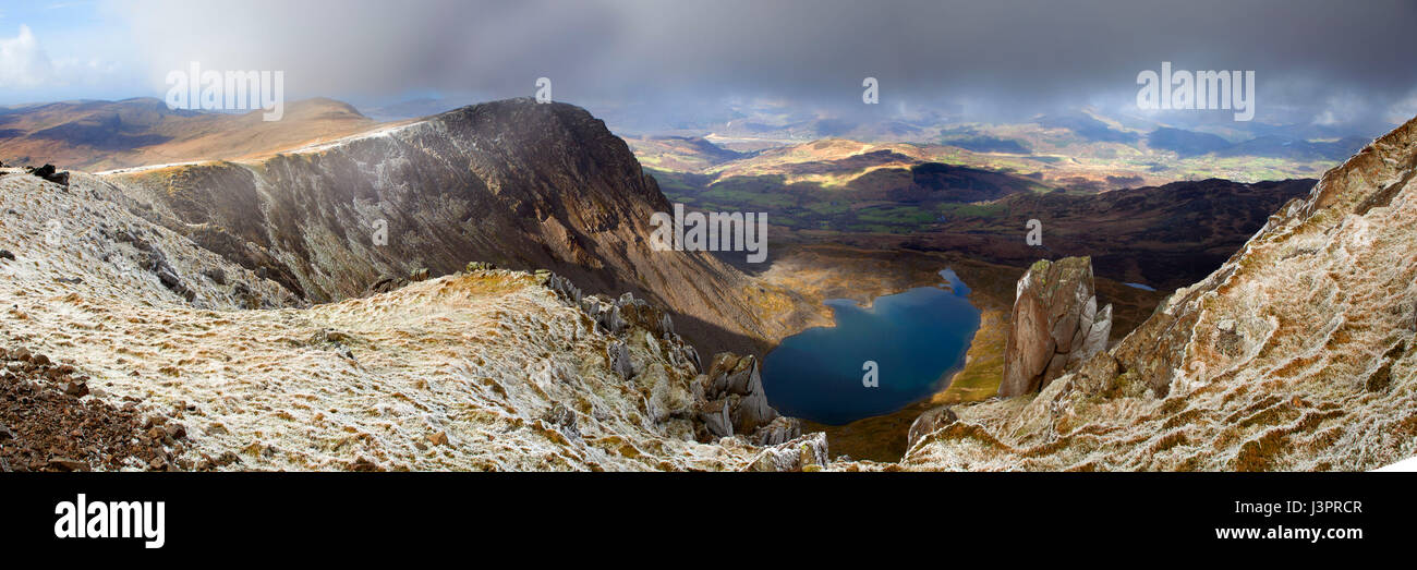 Cadair Idris vue panoramique à partir de, à la recherche sur le nord de l'estuaire de Mawddach vers avril, Snowdonia Banque D'Images