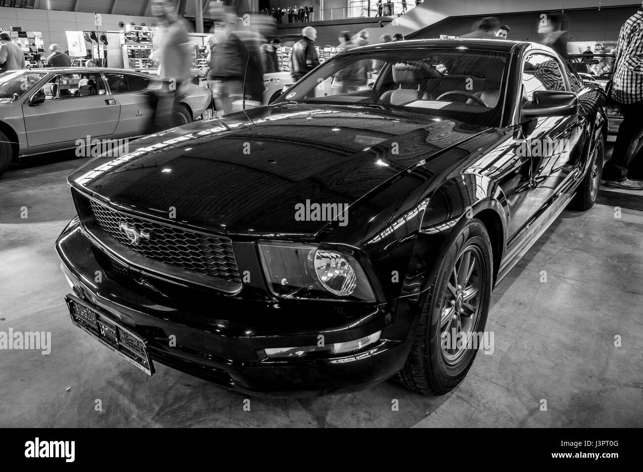 STUTTGART, ALLEMAGNE - Mars 03, 2017 : Pony car Ford Mustang V6 Coupé 2006. Noir et blanc. Plus grand d'Europe Exposition de voitures classiques 'RETRO' classiques Banque D'Images