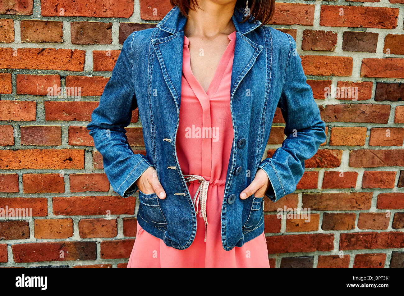 Le style. Fille en robe rose et veste en jean sur mur de brique background  Photo Stock - Alamy