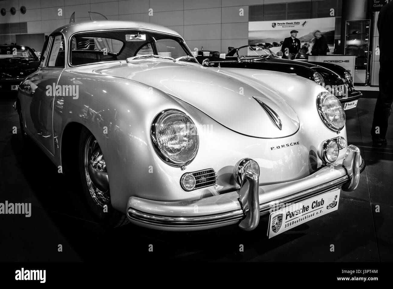 STUTTGART, ALLEMAGNE - Mars 03, 2017 : voiture sport de luxe Porsche 356, 1955. Noir et blanc. Plus grand d'Europe Exposition de voitures classiques 'RETRO' classiques Banque D'Images